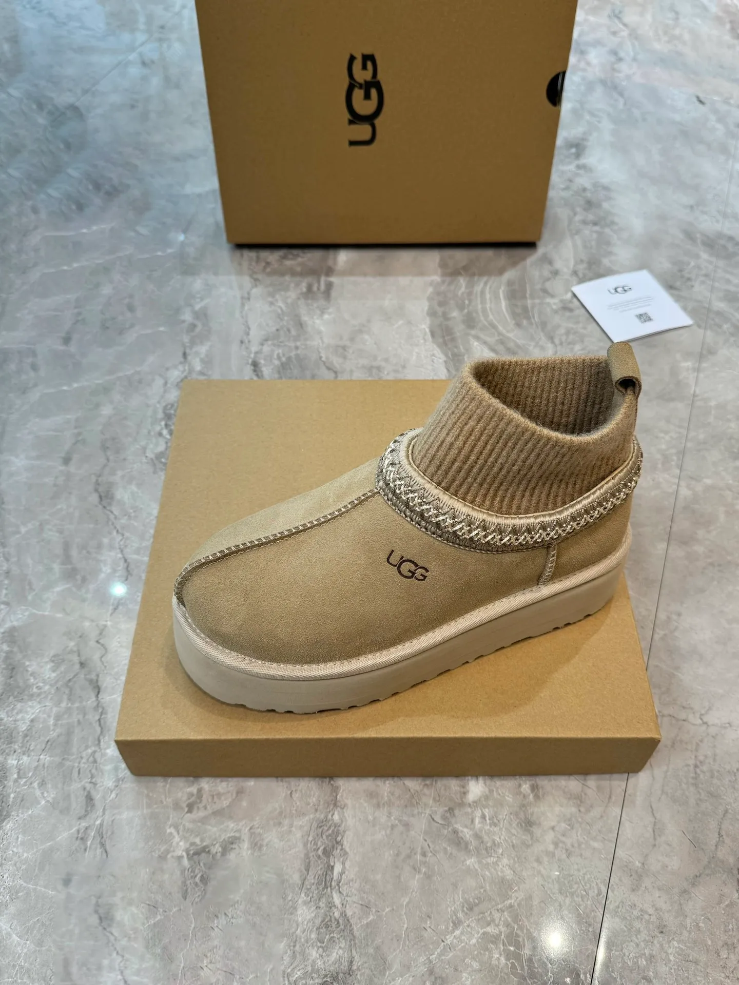 Self-pickup 💰520 New snow boots 1125956 Ethnic style plus sock cover, the sock cover is inserted into the wool. The surface is made of imported silk cow suede, and the inner part is made of Longfeng fur. Foam outsole has light anti-slip characteristics. Four colors, 35-40